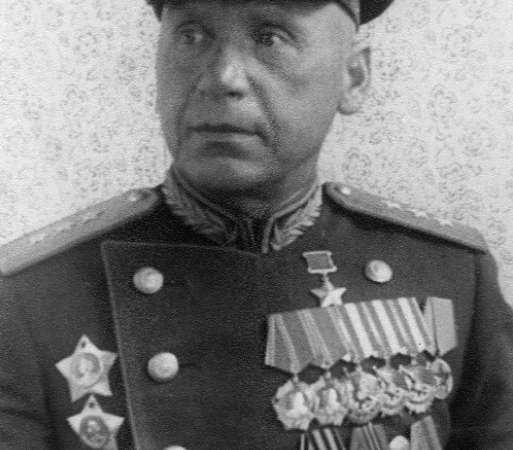 Во время войны командовал армией, стал Героем Советского Союза, но сегодня забыт совершенно. А еще до 1943 года командарм был беспартийным