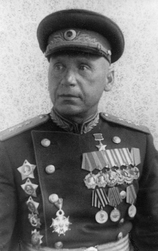Во время войны командовал армией, стал Героем Советского Союза, но сегодня забыт совершенно. А еще до 1943 года командарм был беспартийным
